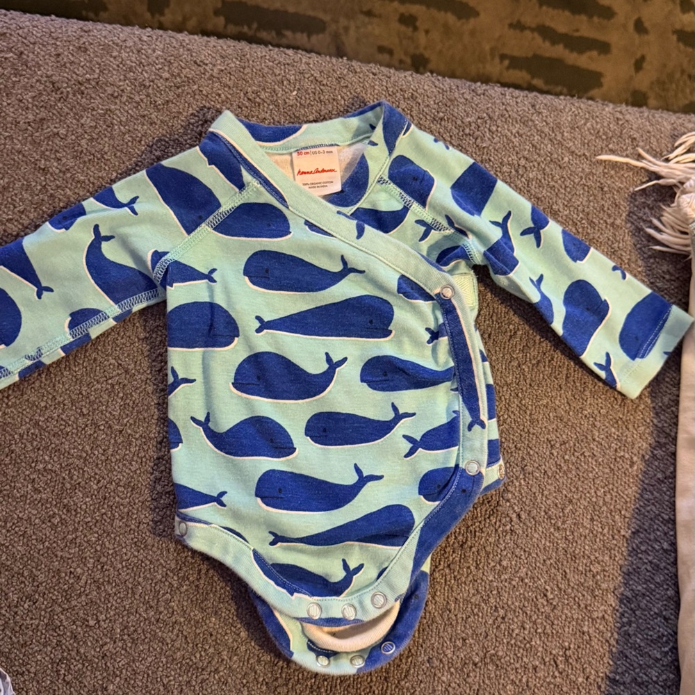 BABY PRINT SIDE SNAP BODYSUIT IN ORGANIC COTTON  - Blue Whale Print Baby Onesie